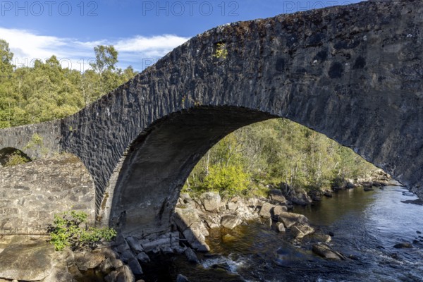 Tummel Bridge, old stone arch bridge over the River Tummel in the village of the same name, Tummel Bridge, Highlands, Scotland, Great Britain