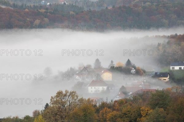 Autumn atmosphere in the early morning, fog drifts through the hilly landscape, St. Andrä-Höch, Sausal wine country, Styria, Austria, Europe