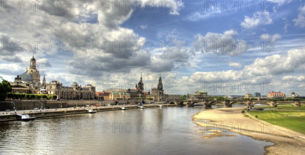 Blick auf die historische Altstadt von Dresden. Overlooking the historic Old Town of Dresden