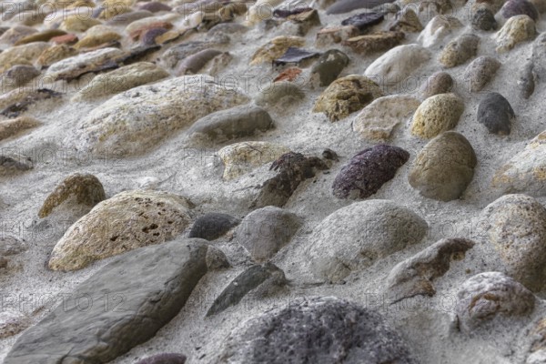 Front view of a wall of stones with cut irregular