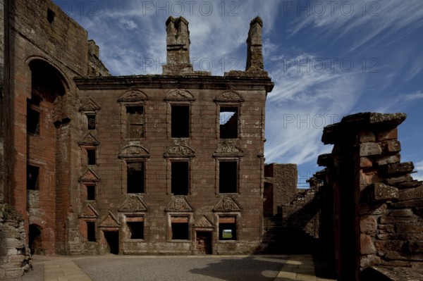 Renaissance east wing, so-called NITHSDALE APARTMENTS from 1634, courtyard façade, gate bastion on the left