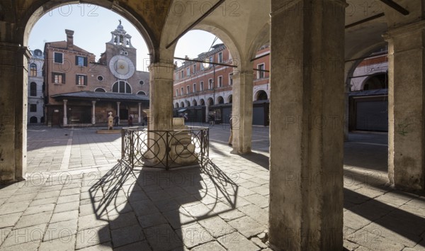 Italy Venice Colonna del Bando -432 with a view of the church of San Giácomo di Rialto Today's shape from the end of the 16th century in front Annunciation pulpit 16th century