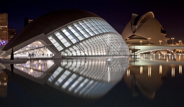 City of Arts and Sciences (cat./val. Ciutat de les Arts i de les Ciències), L'Hemisfèric cinema (el Hemisférico en castellano)