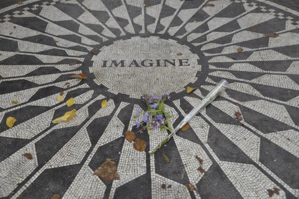 Strawberry Fields Memorial, mosaic in memory of John Lennon, Central Park, Manhattan, New York City, USA, mosaic floor with 'Imagine' in the centre, decorated with flowers and leaves, New York, North America