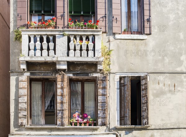 Venezianische Fenster mit Blumen