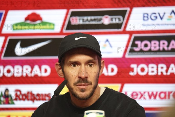 Head coach / coach Julian Schuster (SC Freiburg) at the press conference, PK after the match of the 1st FBL: 24-25: 1st FBL: 24-25: 12th Sptg. SC Freiburg - VfL Borussia Mönchengladbach DFL REGULATIONS PROHIBIT ANY USE OF PHOTOGRAPHS AS IMAGE SEQUENCES AND/OR QUASI-VIDEONan Photo: Joachim Hahne/johapress, Freiburg, Germany / Germany