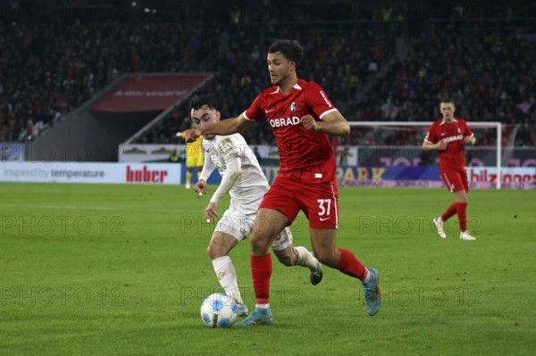 With momentum Max Rosenfelder (SC Freiburg) passes his opponent Paul fog during the 1st FBL: 24-25: 1st FBL: 24-25: 9th Sptg. SC Freiburg - FSV Mainz 05 DFL REGULATES PROHIBIT ANY USE OF PHOTOGRAPHS AS IMAGE SEQUENCES AND/OR QUASI-VIDEONan Photo: Joachim Hahne/johapress, Freiburg, Germany / Germany