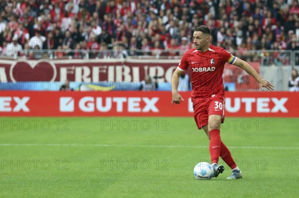 Christian Günter (SC Freiburg) at the match of the 1st FBL: 24-25: 1st FBL: 24-25: 7th Sptg. SC Freiburg - FC Augsburg DFL REGULATES PROHIBIT ANY USE OF PHOTOGRAPHS AS IMAGE SEQUENCES AND/OR QUASI-VIDEOthen Photo: Joachim Hahne/johapress, Freiburg, Germany / Germany