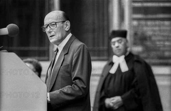 Germany, Berlin, 5 September 1991, Ceremony for the unveiling of the renewed lettering above the entrance to the New Synagogue in Oranienburger Strasse, Heinz Galinski, (in the background Cantor Estrongo Nachama), Europe