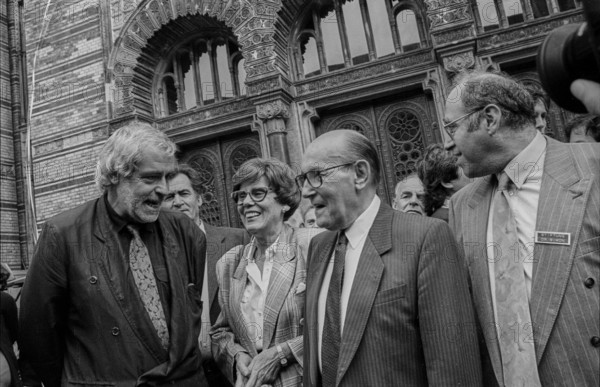 Germany, Berlin, 5 September 1991, Ceremony for the unveiling of the renewed lettering above the entrance to the New Synagogue in Oranienburger Strasse, Senator for Culture Roloff Momin, Rita Süßmuth, Heinz Galinski, Dr Hermann Simon (Judaikum Foundation), Europe