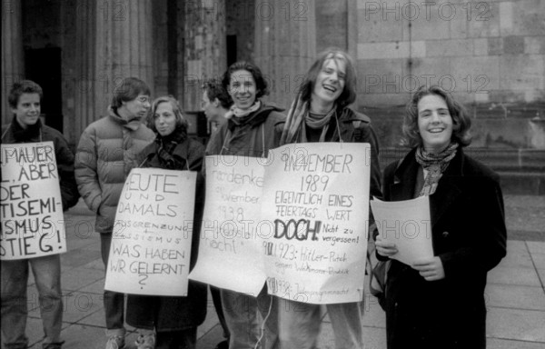 Germany, Berlin, 9.11.1990, Action to commemorate 9 November (Kristallnacht), in front of the Neue Wache, Europe