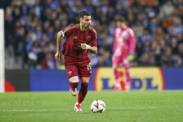 Portugal: Football Europa League, Play-Off - FC Porto vs. AS Roma - Estadio do Dragao, Porto: Zeki CELIK AS Roma on the ball
