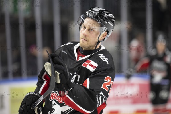 Laura Dick Cologne, LanxessArena, North Rhine-Westphalia, Juhani Tyrvaeinen (Cologne Sharks, #21), PENNY DEL, Cologne Sharks-Schwenninger Wild Wings on 01.12.2024 at the LanxessArena in Cologne Germany
