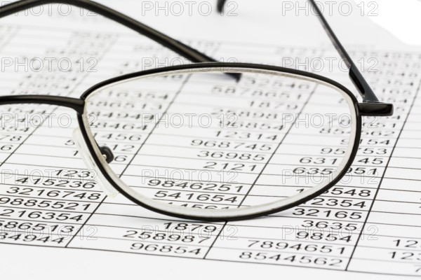 A table with turnover and expenditure figures. Symbol photo for costs, profit, Controlling Austria