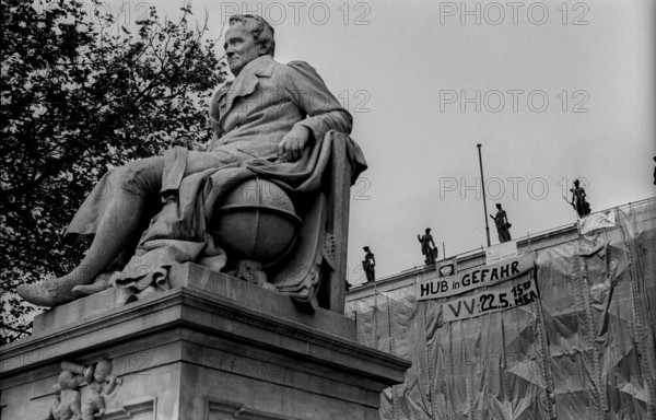 Germany, Berlin, 21 May 1991, Alexander von Humboldt in front of the Humboldt, University, HUB in danger, Europe