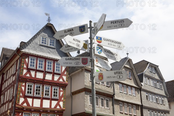 City hall, Buttermarkt butter market, Signpost, partner cities, historic old town of Herborn, Hesse, Germany, Europe, Rathaus, Wegweiser zu den Partnerstädten, Buttermarkt, historische Altstadt von Herborn, Hessen, Deutschland, Europa, Europe