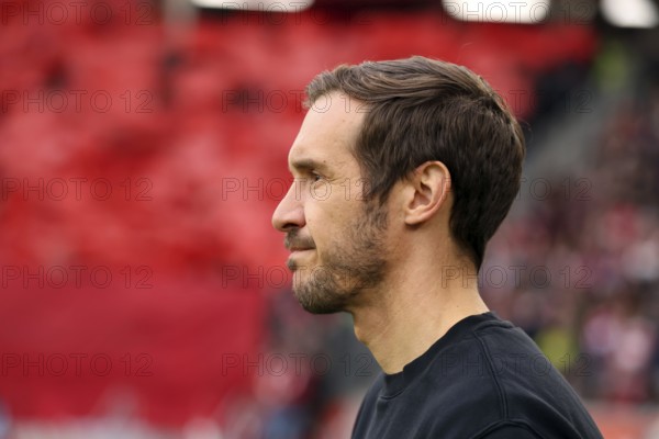 Head coach / coach Julian Schuster (SC Freiburg) at the minute of silence for the Holocaust in front of the match of the 1st FBL: 24-25: 19. Sptg. SC Freiburg - FC Bayern Munich DFL REGULATES PROHIBIT ANY USE OF PHOTOGRAPHS AS IMAGE SEQUENCES AND/OR QUASI-VIDEOthen Photo: Joachim Hahne/johapress, Freiburg, Germany / Germany