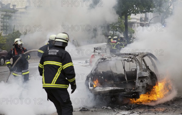Fire brigade extinguishes burning cars on the Elbchaussee in Hamburg after the riots at the G20 summit, 2017