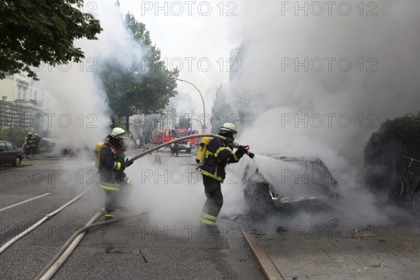 Fire brigade extinguishes burning cars on the Elbchaussee in Hamburg after the riots at the G20 summit, 2017