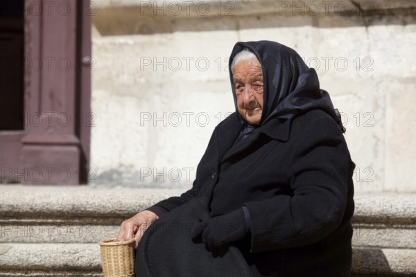 Old woman, Cathedral of Burgos, Castilla y Leon, Spain, Europe