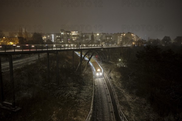 Germany, Berlin, 05.01.2025, Schwedter Steg, view from the Behmbrücke, S-Bahn train, facades of the rear buildings Kopenhagener Straße, snowy landscape, Europe