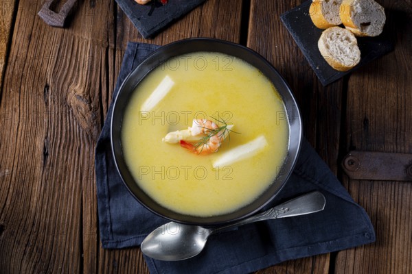 Super tasty asparagus soup with prawns and capers