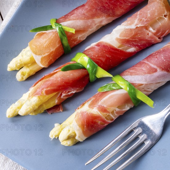 Asparagus ham rolls with strawberries and hollandaise