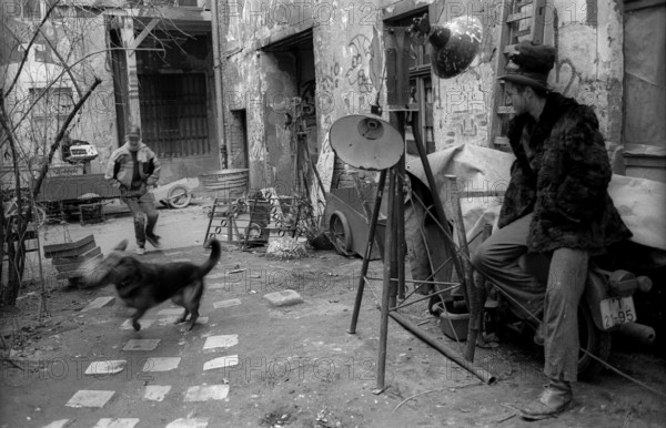 Germany, Berlin, 30 November 1991, young men, squatters, in the courtyard of the squatted house Dunckerstraße 13/14, Europe