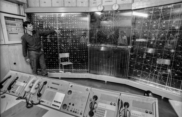 Germany, Osterne, 12.11.1991, Open day in a former missile site of the NVA, (now Bundeswehr), control panel and screen of a radar display, Europe