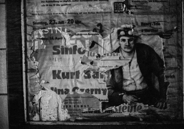 GDR, Berlin, 29 May 1990, Stadtmitte underground station (now U6), advertisement, closed for 28 years: Connecting corridor between the platforms of today's U6 and U2, which intersect here, poster