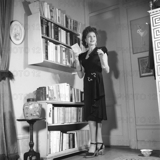 Fashion of 1946. A woman pictured wearing the typical fashion of the postwar era. Kristoffersson ref Y144-6