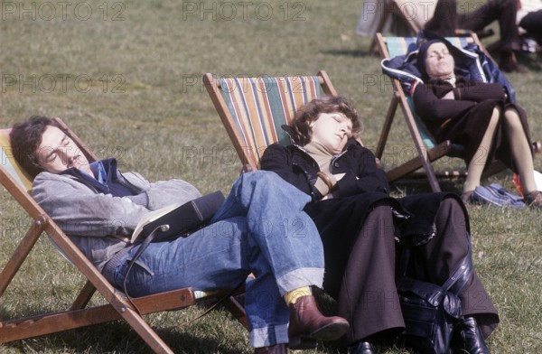 London 1982. A London park and people are sitting in chairs enjoying the sunny sping day. Credit Roland Palm