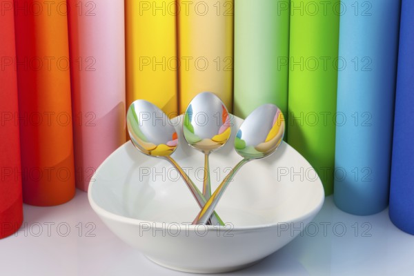 One ceramic bowl and three spoons