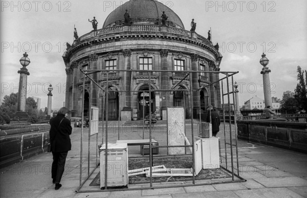 Germany, Berlin, 19 October 1991, art action by Tacheles, on the Monbijou Bridge, in front of the Bodemuseum, living room, Europe