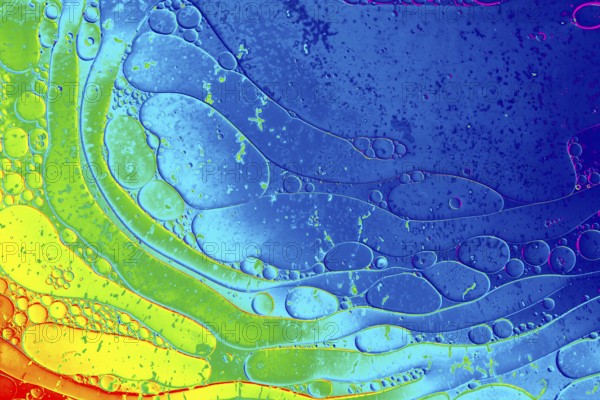 Oil bubbles inside water base form patterns