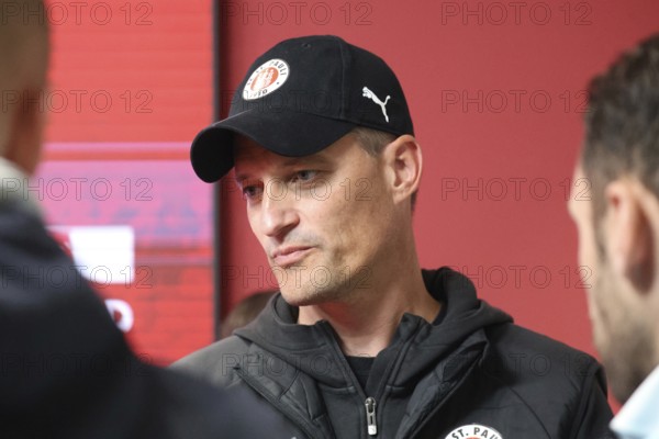 Coach Alexander Blessin (FC St. Pauli) at the match of the 1st FBL: 24-25: 1st FBL: 24-25: 5th Sptg. SC Freiburg - FC St. Pauli DFL REGULATIONS PROHIBIT ANY USE OF PHOTOGRAPHS AS IMAGE SEQUENCES AND/OR QUASI-VIDEONan Photo: Joachim Hahne/johapress, Freiburg, Germany / Germany