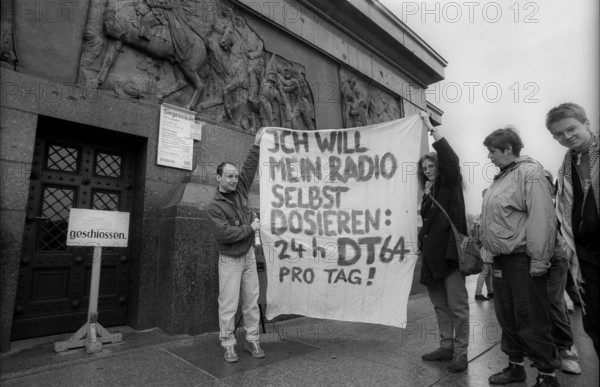 Germany, Berlin, 21 March 1992, DT64 - Demo at the Victory Column, I want to dose my radio myself: 24h DT64 per day, Europe