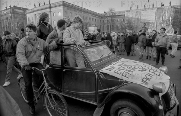 Germany, Berlin, 16 January 1991, demonstration against the Gulf War, in front of Humboldt University on Bebelplatz, Europe