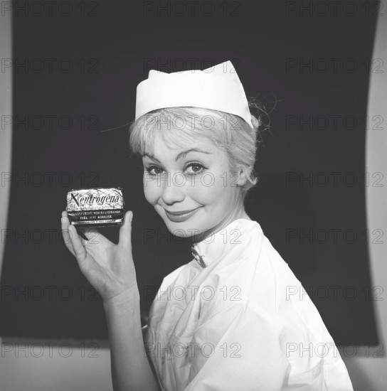 Beauty care in the 1950s. A young woman is holding a package of soap named Neutrogena. Sweden 1959. Photo Kristoffersson Ref CE38-2