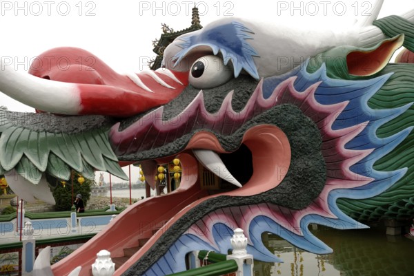 Dragon in front of the spring and autumn pavilions, Lotusee, Kaohsiung, Taiwan, Asia