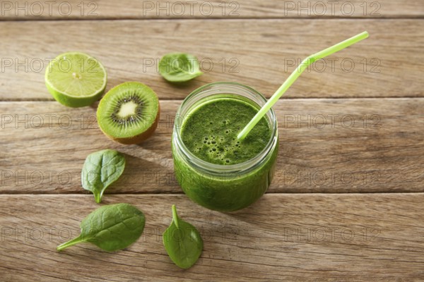 Detox green juice cleansing recipe with also kiwi lemon cucumber spinach