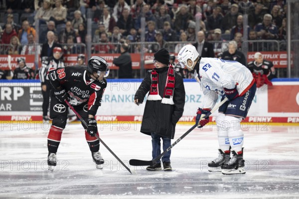 LanxessArena, Cologne, North Rhine-Westphalia, Gregor Macleod (Cologne Sharks, #89), Kristian Reichel (Adler Mannheim, #11), PENNY DEL, Cologne Sharks-Adler Mannheim on 02/02/2025 at the LanxessArena in Cologne Germany