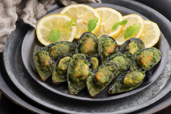 Seafood mussels with lemon and garlic