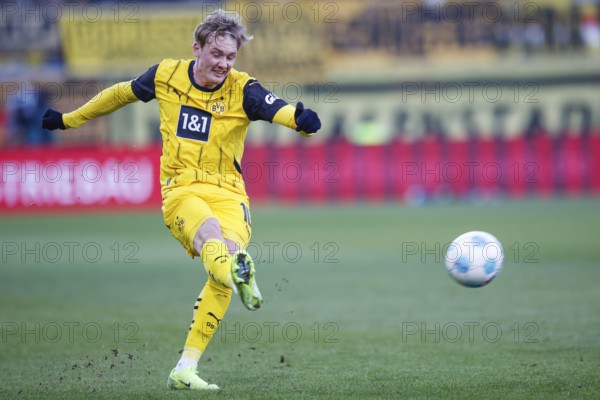 Germany: Soccer 1st Bundesliga, Matchday 20 - 1. FC Heidenheim vs. Borussia Dortmund - Voith-Arena Heidenheim: Julian BRANDT Borussia Dortmund shoots the ball to the right and crosses