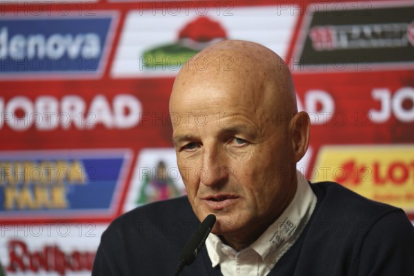 Coach Peter Zeidler (VfL Bochum) at press conference, PK after the match of the 1st FBL: 24-25: 3rd Spt. SC Freiburg - VfL Bochum DFL REGULATES PROHIBIT ANY USE OF PHOTOGRAPHS AS IMAGE SEQUENCES AND/OR QUASI-VIDEONan Photo: Joachim Hahne/johapress, Freiburg, Germany / Germany