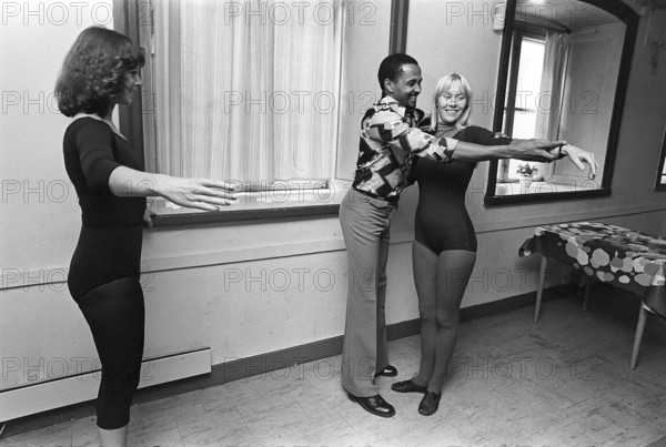 The pop group ABBA. Its two female members Anni-Frid Lyngstad and Agnetha Fältskog practice and train in preparation for the upcoming folk park tour in 1975. Choreographer Graham Tainton leads the exercises. He was a choreographer for Abba. 1975