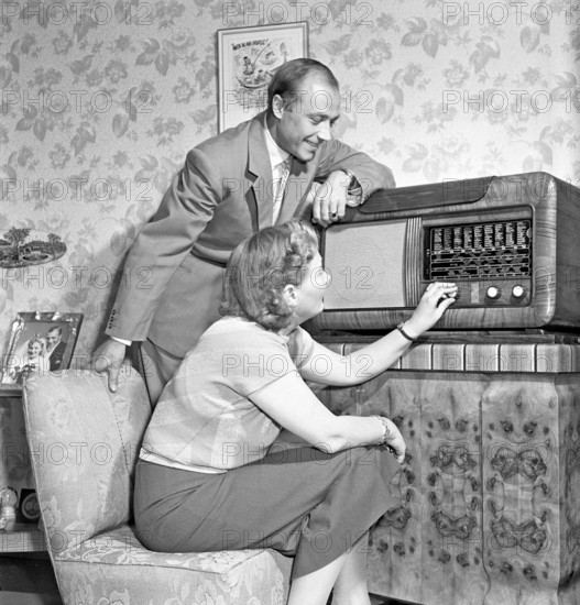 Gunnar Gren and wife listening to the radio. He was one of the trio called Grenoli of AC Milan, a legendary football trio in the 1950s. Kristoffersson AY34-2