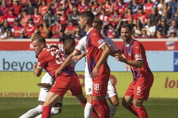 Football match, from left to right Lennard MALONEY 1.FC Heidenheim, Junior ADAMU SC Freiburg, Marvin PIERINGER 1.FC Heidenheim, Philipp LIENHART SC Freiburg and Benedikt GIMBER 1.FC Heidenheim fight for the right place in front of the corner kick, football stadium Voith-Arena, Heidenheim