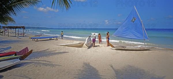 Beach, sailing boats, beach holidaymakers, water sports enthusiasts, Negril, Jamaica, Caribbean, Central America