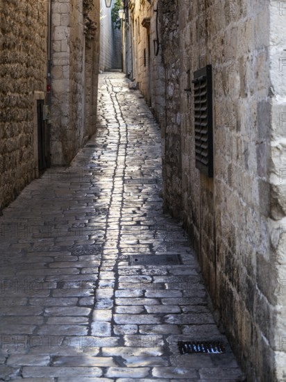 Alley in the old town centre, Dubrovnik, Dalmatia, Croatia, Europe